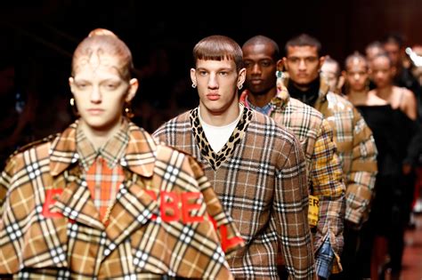 burberry apologizes for debuting hoodie with noose around neck|Burberry noose.